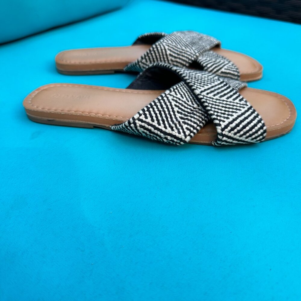 Women's Old Navy Sandals, size 7 - Picture 3 of 3